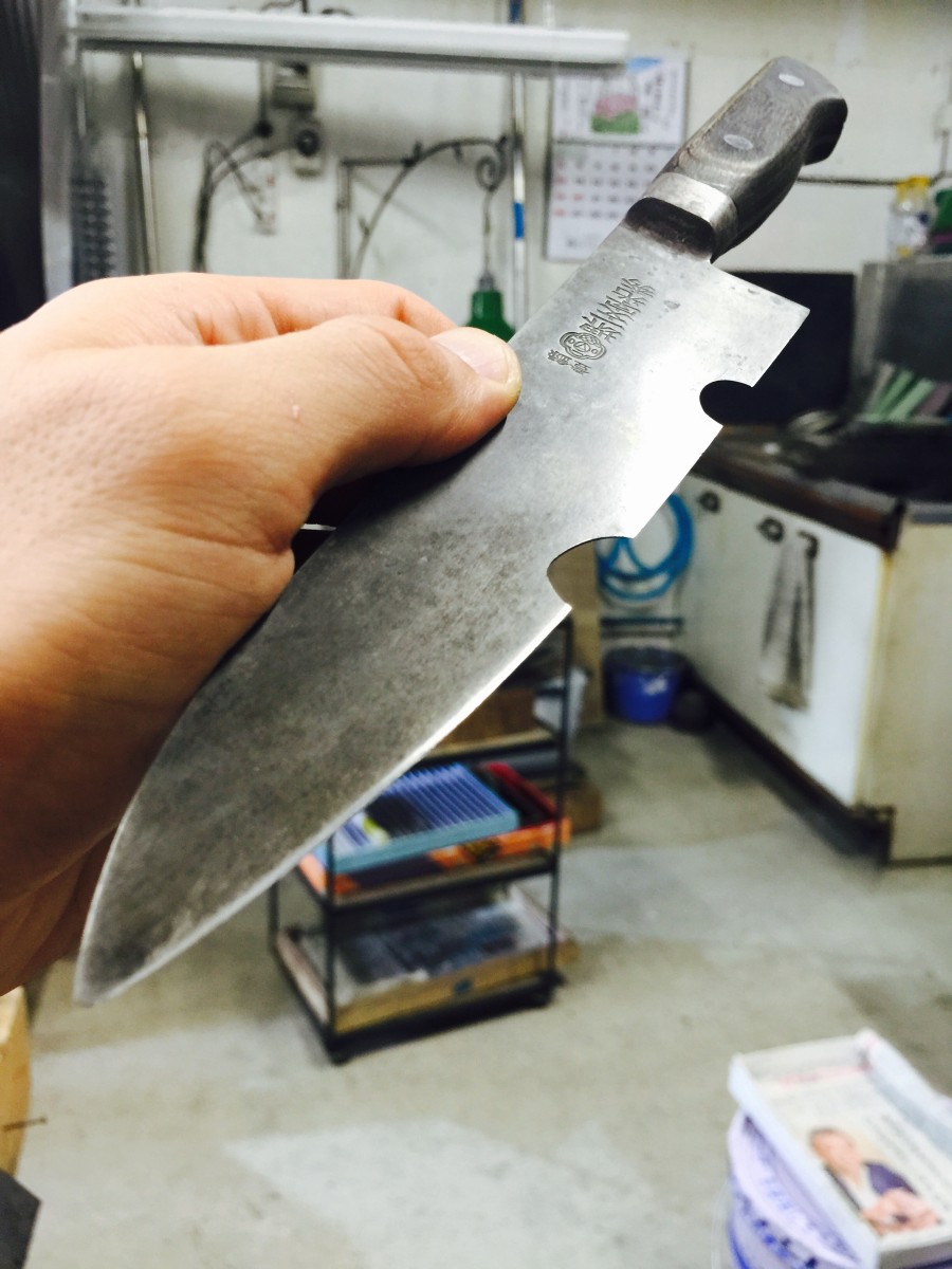 大きい欠け、とゆうか割れています